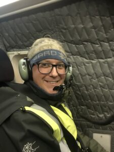 Isødet: Mathias Gran i helikopter på Svalbard.
Foto: Thea Linnerud